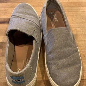 Toms slip on